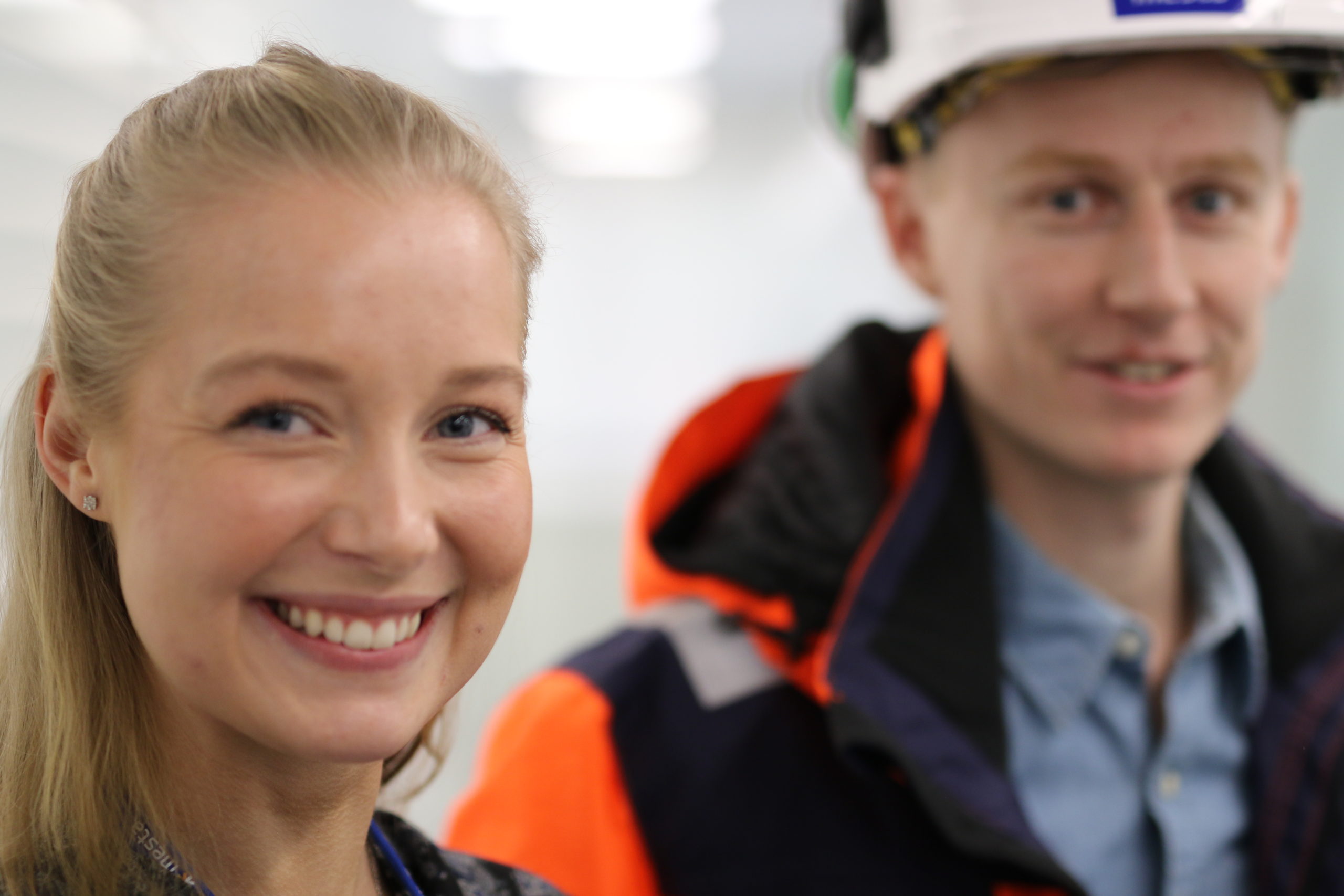 To unge Mesta-ansatte som smiler til kameraet