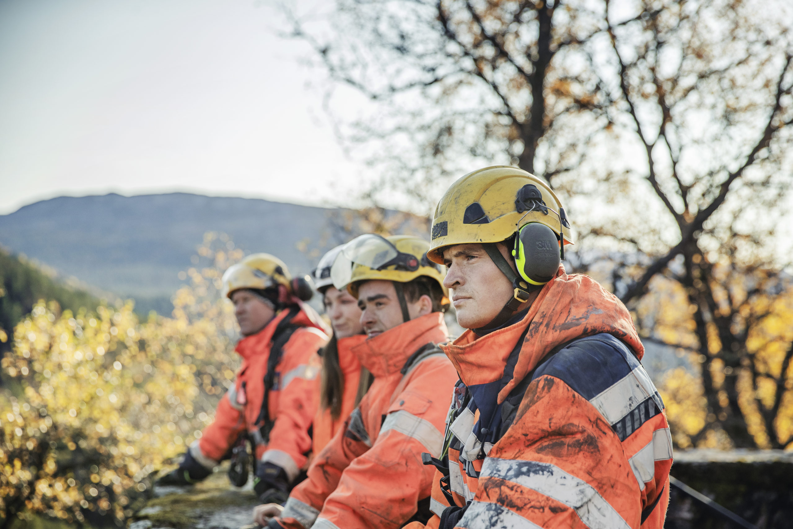 Fire ansatte fra Mesta i arbeidsklær og hjel,