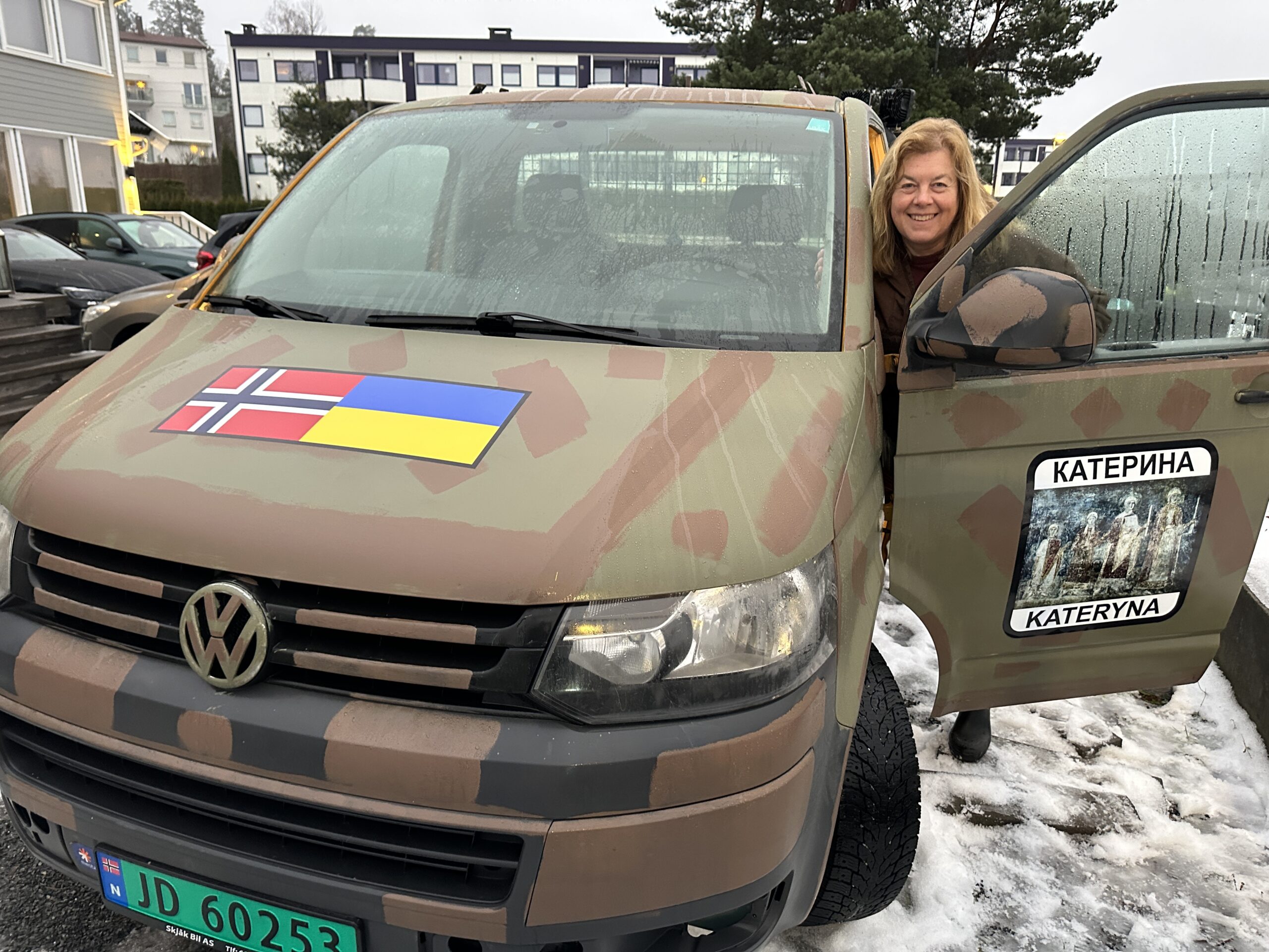 Pressesjef i Mesta, Hulda Tronstad kjører Mesta-bilen til Ukraina