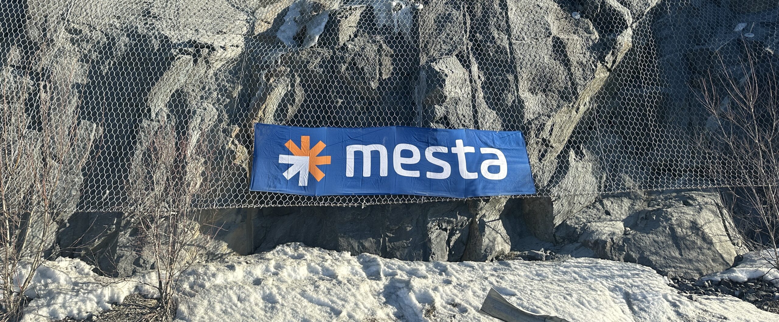 Mesta bergvegg med logo