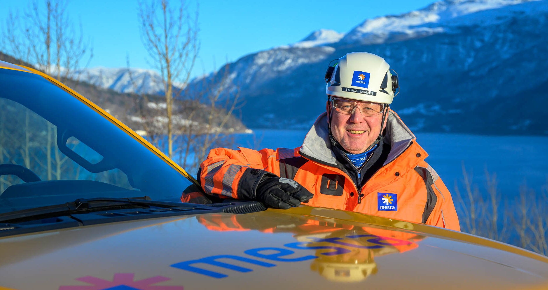 Sturla Magnus, konsernsjef ved siden av en Mesta-bil