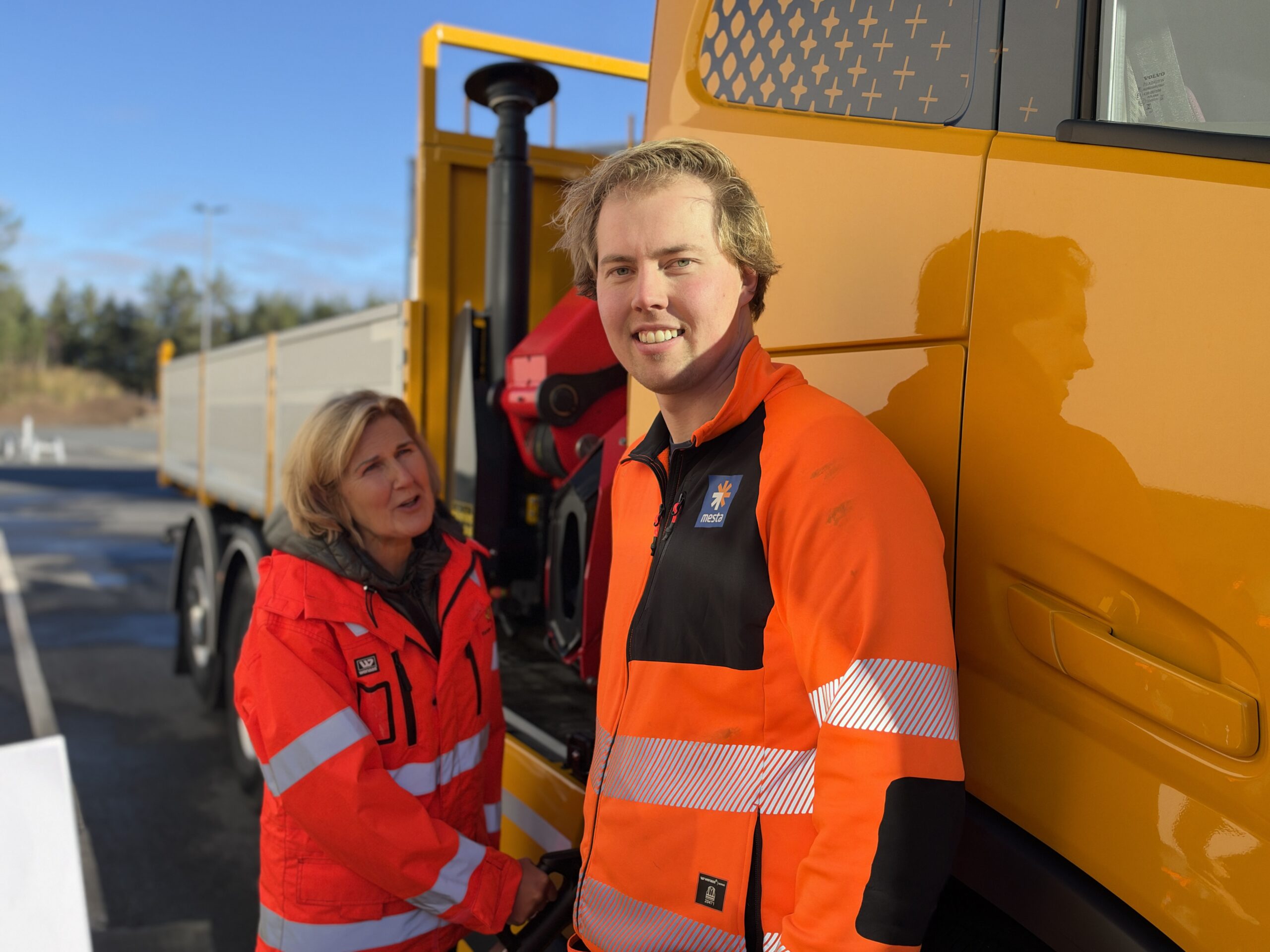 Fagarbeider i Mesta, Erik Lundberg hjapt vegdirektør Ingrid Dahl Hovland med å starte ladingen på Mestas elektriske bil.